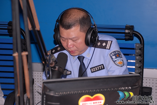泸州交警走进“政风行风热线”(图2) 泸州交警走进“政风行风热线”(图2)