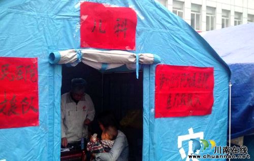 前线报道没洗澡&nbsp;没剃胡须&nbsp;他们在雨中坚守(图2)