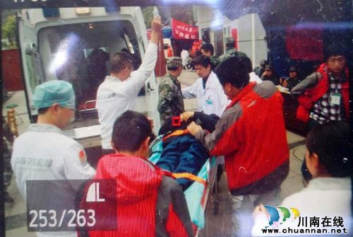 泸医附院医疗队：没洗澡&nbsp;没剃胡须&nbsp;他们在雨中坚守