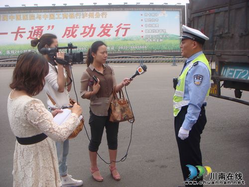 隆纳交警加强货车违法行为专项整治行动集中整治(图2) 隆纳交警加强货车违法行为专项整治行动集中整治(图2)
