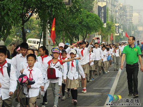 纳溪区逸夫实验小学：远足拉练，快乐出发