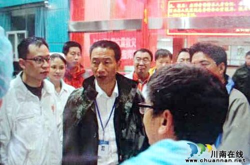 省卫生厅厅长沈骥慰问泸医附院宝兴医疗队员(图1) 省卫生厅厅长沈骥慰问泸医附院宝兴医疗队员(图1)