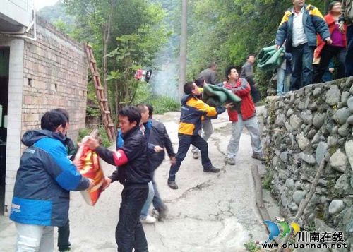 泸医附院前线报道:乡村灾民帐篷上空党旗飘飘(图2) 泸医附院前线报道:乡村灾民帐篷上空党旗飘飘(图2)