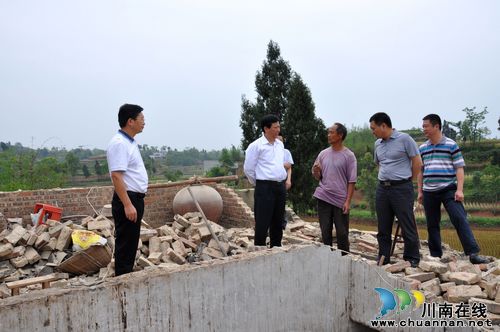泸州市委副书记曹建国看望慰问4.20地震受灾户(图1) 泸州市委副书记曹建国看望慰问4.20地震受灾户(图1)