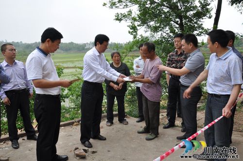 泸州市委副书记曹建国看望慰问4.20地震受灾户