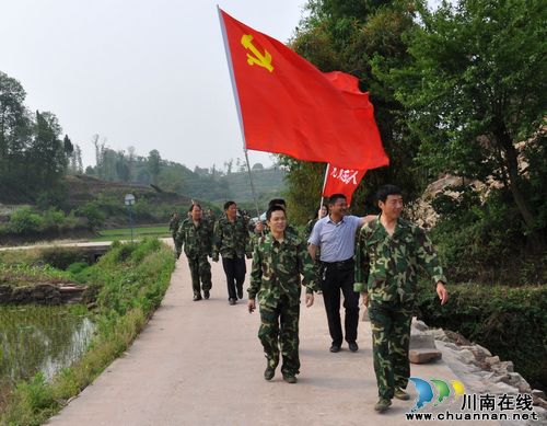 云锦镇:田间地头帮扶助农 真抓实干拉近群众距离(图1) 云锦镇:田间地头帮扶助农 真抓实干拉近群众距离(图1)