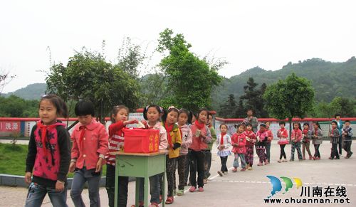 大山里的孩子们与雅安灾区人民心相连