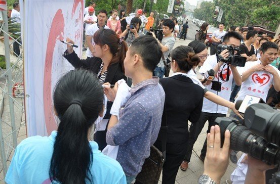 “心系雅安 泸州网友在行动”义卖活动启动(图2) “心系雅安 泸州网友在行动”义卖活动启动(图2)