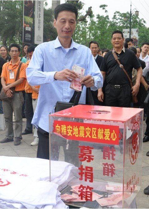 “心系雅安 泸州网友在行动”义卖活动启动(图3) “心系雅安 泸州网友在行动”义卖活动启动(图3)