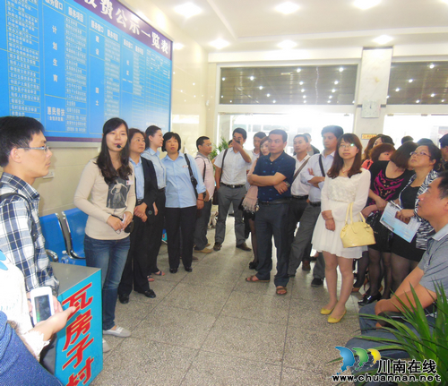 合江县27个乡镇便民服务中心分管领导到到佛荫镇参观学习(图1) 合江县27个乡镇便民服务中心分管领导到到佛荫镇参观学习(图1)