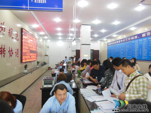 合江县27个乡镇便民服务中心分管领导到到佛荫镇参观学习(图3) 合江县27个乡镇便民服务中心分管领导到到佛荫镇参观学习(图3)