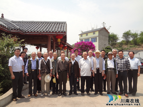 华阳街道:组织退休老干部参观新农村建设(图2) 华阳街道:组织退休老干部参观新农村建设(图2)