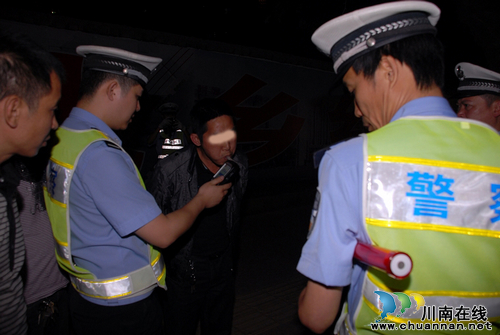 泸州交警开展“平安四川”统一集中清查整治行动(图2) 泸州交警开展“平安四川”统一集中清查整治行动(图2)