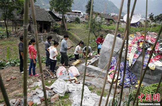 四川芦山地震哀悼日：震后反思&nbsp;从敬畏生命开始(图1)