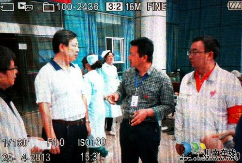 卫生部医政司副司长赵明钢慰问泸医附院医疗队(图2)