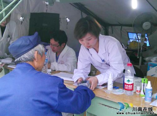 泸医附院第四批抗震救灾医疗队坚守防线(图1)