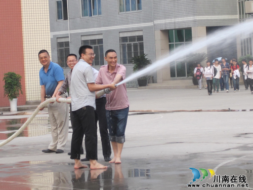 泸州市城北学校党员教师“我为学校作贡献”主题活动正式启动(图1) 泸州市城北学校党员教师“我为学校作贡献”主题活动正式启动(图1)