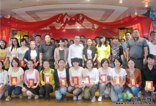 泸州医学院临床医学院举办第十一届"群星闪耀"颁奖典礼(图3) 泸州医学院临床医学院举办第十一届"群星闪耀"颁奖典礼(图3)
