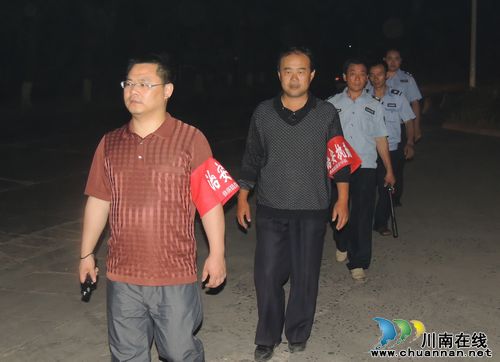佛荫镇:加强治安巡逻 确保节日平安(图1) 佛荫镇:加强治安巡逻 确保节日平安(图1)