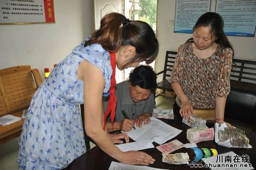 尧坝镇中心小学校:学雷锋,我们在行动(图3) 尧坝镇中心小学校:学雷锋,我们在行动(图3)