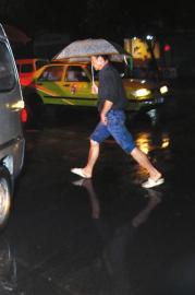 打雷停电&nbsp;泸州9工人被困烟囱上4小时(图1)