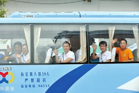 截至27日 共4500名志愿者撤离芦山灾区(图1) 截至27日 共4500名志愿者撤离芦山灾区(图)