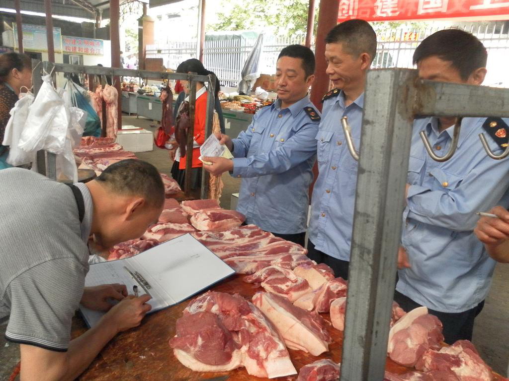 “突出三个重点”开展五一节食品安全检查(图2) “突出三个重点”开展五一节食品安全检查(图2)