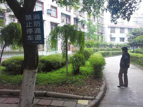 宜宾：奥迪占道引掌掴疑云(图1)