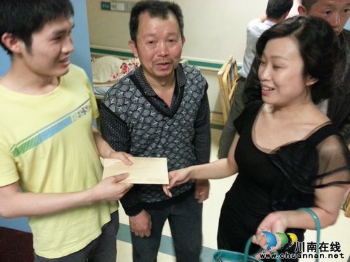 尧坝镇:慰问“4.28”受伤群众(图2) 尧坝镇:慰问“4.28”受伤群众(图2)