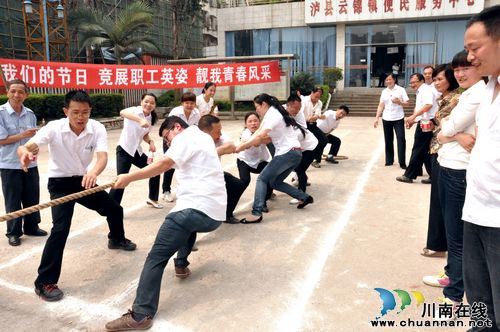 云锦镇：工间操跳起来&nbsp;英姿飒爽庆五一(图3)