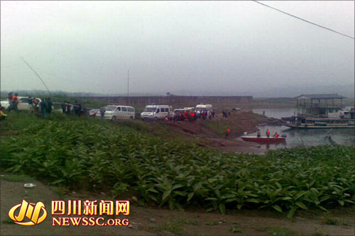 宜宾一客轮与运沙船相撞翻沉 已致2死亡4失踪(图1) 宜宾一客轮与运沙船相撞翻沉 已致2死亡4失踪(图1)
