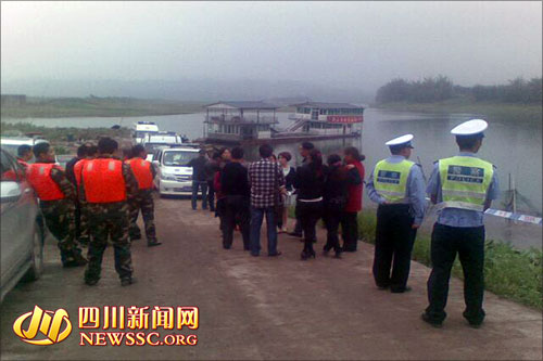 宜宾一客轮与运沙船相撞翻沉 已致2死亡4失踪(图2) 宜宾一客轮与运沙船相撞翻沉 已致2死亡4失踪(图2)