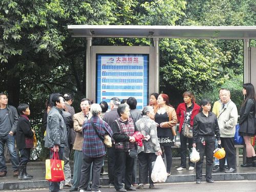 内江西林大桥南桥头交通调整首日&nbsp;桥上缓了堵(图3)