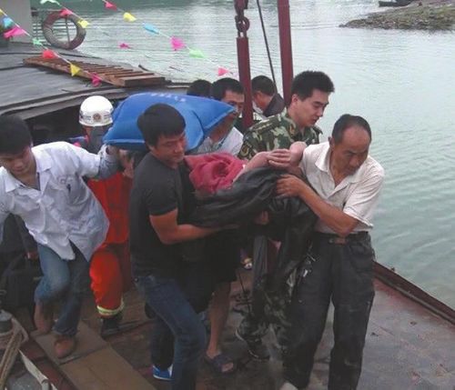 宜宾客渡船翻覆:一家7口遇沉船 3人至今仍失踪(图1) 宜宾客渡船翻覆:一家7口遇沉船 3人至今仍失踪(图1)