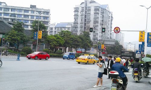 增设中央隔离带 市民反映不方便(图1) 增设中央隔离带 市民反映不方便(图1)