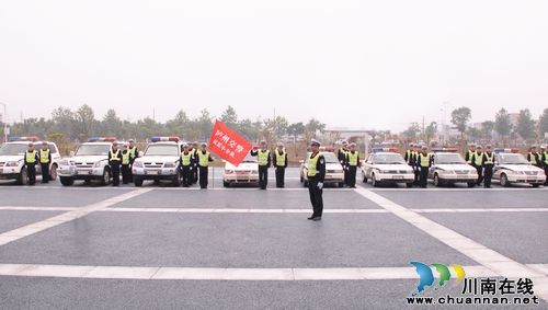 保畅泸州交警首批抗震小分队启程前往灾区(图1)