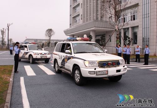 保畅泸州交警首批抗震小分队启程前往灾区(图2)