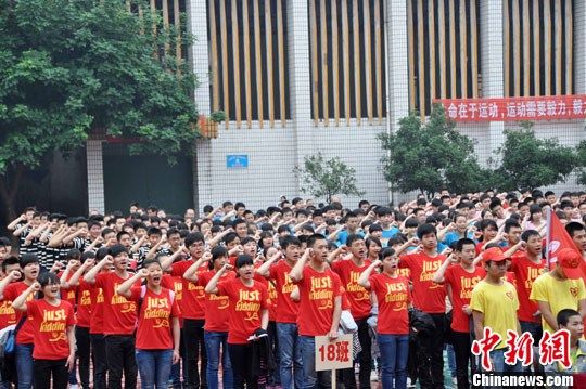 泸州学生行成人礼纪念“五四”运动94周年(图1)