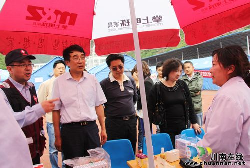 国家卫计委监察专员王雪凝慰问泸医附院医疗队(图1) 国家卫计委监察专员王雪凝慰问泸医附院医疗队(图1)