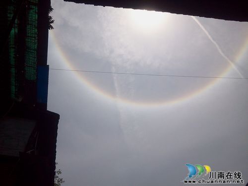 泸州:叙永县天空现日晕奇观(图1) 泸州:叙永县天空现日晕奇观(图1)
