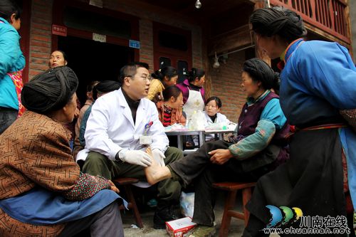 泸医附院第四批医疗队:五一在灾区 倾情传递爱(图1) 泸医附院第四批医疗队:五一在灾区 倾情传递爱(图1)