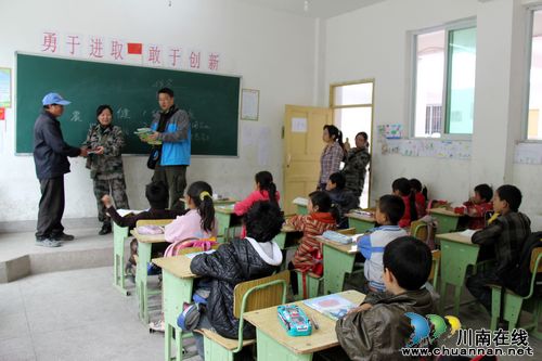 泸医附院第四批医疗队:五一在灾区 倾情传递爱(图2) 泸医附院第四批医疗队:五一在灾区 倾情传递爱(图2)