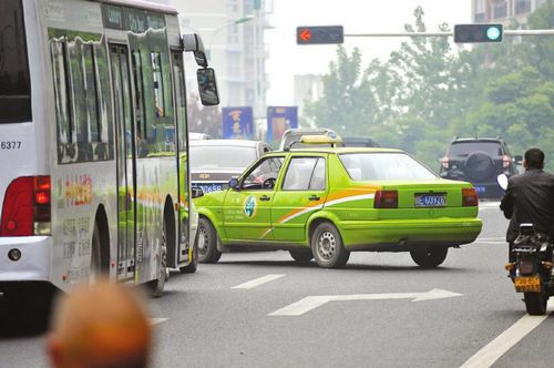 出租车公司喊冤：行业混乱罪在“半承包”出租车(图1)