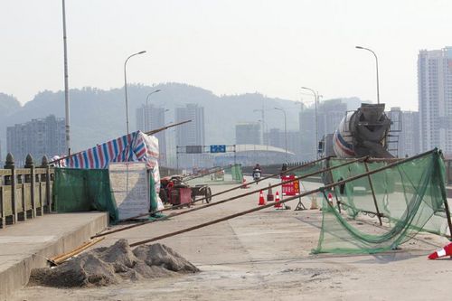 宜宾江安长江大桥桥面起坑引过往车主担忧(图2) 宜宾江安长江大桥桥面起坑引过往车主担忧(图2)