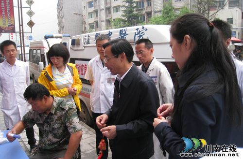 四川省中医药管理局副局长冯兴奎一行慰问泸医中医院抗震救灾医疗队(图1)