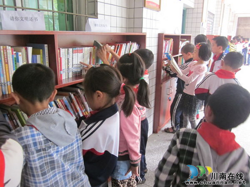 泸县牛滩小学：书香飘校园&nbsp;书库进班级(图1)