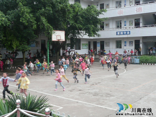 尧坝镇中心小学:应急演练井然有序(图2) 尧坝镇中心小学:应急演练井然有序(图2)