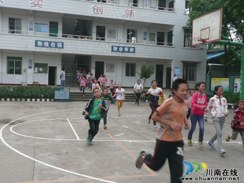 尧坝镇中心小学:应急演练井然有序(图3) 尧坝镇中心小学:应急演练井然有序(图3)