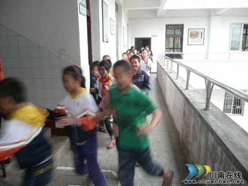 尧坝镇中心小学:应急演练井然有序(图1) 尧坝镇中心小学:应急演练井然有序(图1)