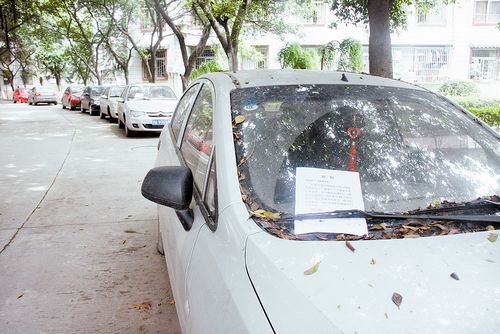 4辆“僵尸车”是哪个的？物管喊15号前去认(图1)